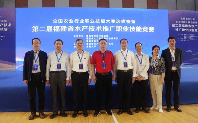 一群人站在一起合影描述已自动生成