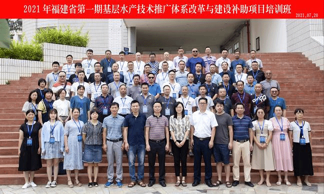 一群人站在一起描述已自动生成