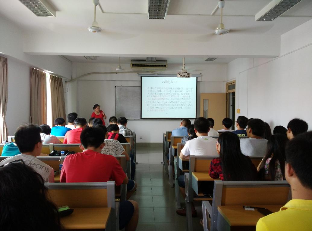水产学院公共仪器平台主任蔡明夷教授作“研究生入学安全教育”专题讲座