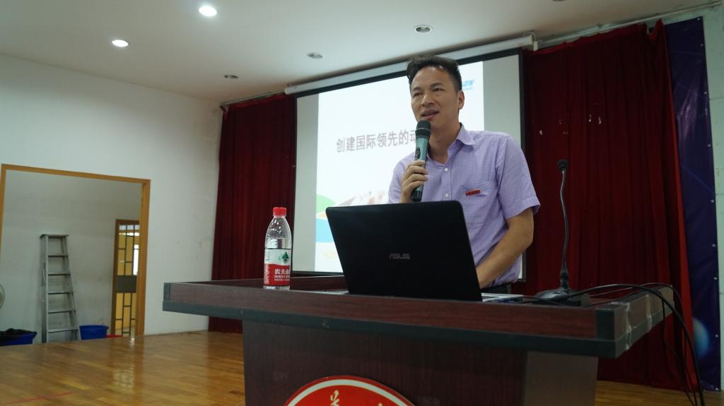 庄若飞做报告