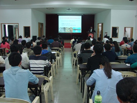 中山大学海洋学院院长何建国教授作学术报告.JPG