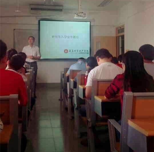 水产学院副院长张春晓主持讲座